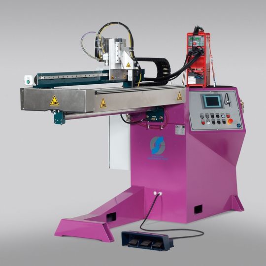 Die Längsnahtschweißmaschine Elena 1000-II D60 von Schnelldorfer Maschinenbau schweißt Bleche ab 0,2 Millimetern.