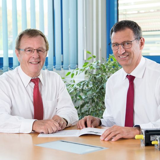 Die erweiterte Geschäftsführung von Fertig Motors: Erwin Fertig (l.) übergibt die operative Geschäftsführung an Dietmar Hamberger, verbleibt aber in der Geschäftsführung des Unternehmens. Die erweiterte Geschäftsführung von Fertig Motors: Erwin Fertig (l.) übergibt die operative Geschäftsführung an Dietmar Hamberger, verbleibt aber in der Geschäftsführung des Unternehmens.