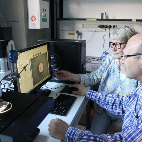 Prof. Dr. Natalia Dubrovinskaia und Prof. Dr. Leonid Dubrovinsky an einem Mikromanipulator, mit dem Proben für die Untersuchung in zweistufigen Diamantstempelzellen vorbereitet werden. Prof. Dr. Natalia Dubrovinskaia und Prof. Dr. Leonid Dubrovinsky an einem Mikromanipulator, mit dem Proben für die Untersuchung in zweistufigen Diamantstempelzellen vorbereitet werden.
