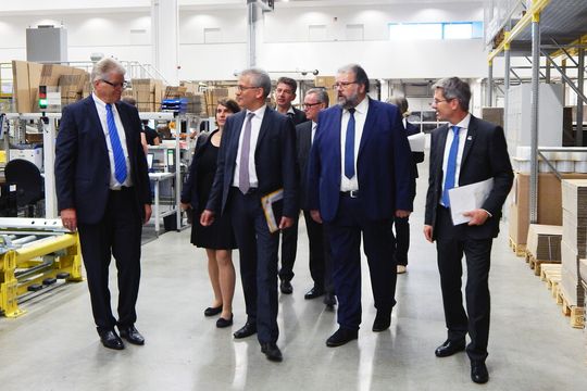 Beim Rundgang durch das Global Distribution Center von Rittal in Haiger gab Unternehmer Friedhelm Loh (l.) dem hessischen Wirtschaftsminister Al-Wazir (3.v.l.) einen Einblick in die Hochleistungslogistik für die Auslieferung von Schaltschränken und Systemkomponenten in die ganze Welt. Begleitet wurde er von Haigers Bürgermeister Mario Schramm (5.v.l.), dem Architekten Jens Freischlad (4.v.l.) und aus dem Bereich Logistik von Rittal Andreas Nögel (r.) und Robert Fenner (2.v.r.). Beim Rundgang durch das Global Distribution Center von Rittal in Haiger gab Unternehmer Friedhelm Loh (l.) dem hessischen Wirtschaftsminister Al-Wazir (3.v.l.) einen Einblick in die Hochleistungslogistik für die Auslieferung von Schaltschränken und Systemkomponenten in die ganze Welt. Begleitet wurde er von Haigers Bürgermeister Mario Schramm (5.v.l.), dem Architekten Jens Freischlad (4.v.l.) und aus dem Bereich Logistik von Rittal Andreas Nögel (r.) und Robert Fenner (2.v.r.).