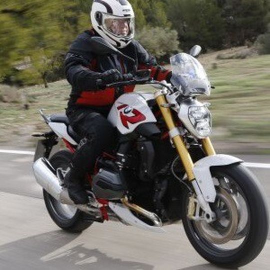 Die für 2015 vollkommen erneuerte BMW R 1200 R überzeugt wegen ihrer Ausgewogenheit und Dynamik nicht nur im Sprint. Die für 2015 vollkommen erneuerte BMW R 1200 R überzeugt wegen ihrer Ausgewogenheit und Dynamik nicht nur im Sprint.