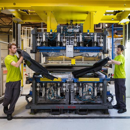 Autoneum erweitert seine lokale Präsenz in Mexiko mit einer dritten Produktionsstätte. Ab Anfang 2017 werden im neuen Werk in San Luis Potosí u. a. Teppichsysteme produziert. Autoneum erweitert seine lokale Präsenz in Mexiko mit einer dritten Produktionsstätte. Ab Anfang 2017 werden im neuen Werk in San Luis Potosí u. a. Teppichsysteme produziert.