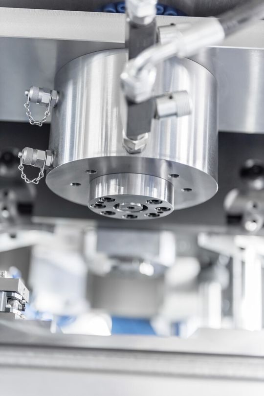 Die servohydraulischen Achsen werden von den gleichen Servoantrieben wie die elektromechanischen Varianten angetrieben.