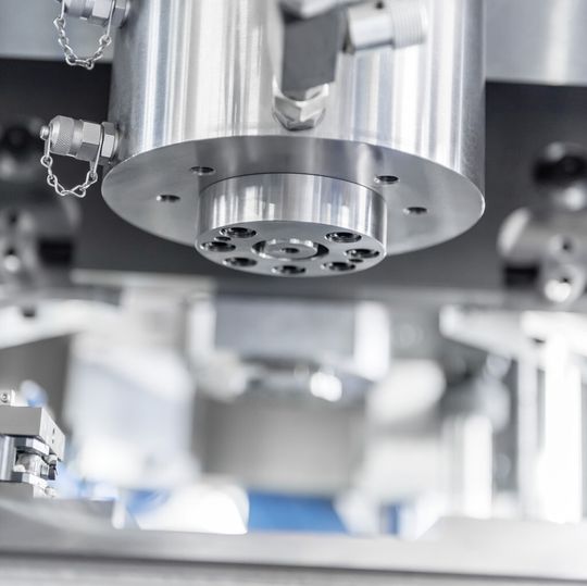 Die servohydraulischen Achsen werden von den gleichen Servoantrieben wie die elektromechanischen Varianten angetrieben.