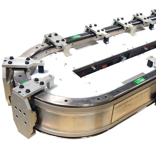 Mit dem Fördersystem, können mehrere magnetisch angetriebene Mover auf Geraden und Kurven unabhängig gesteuert werden.