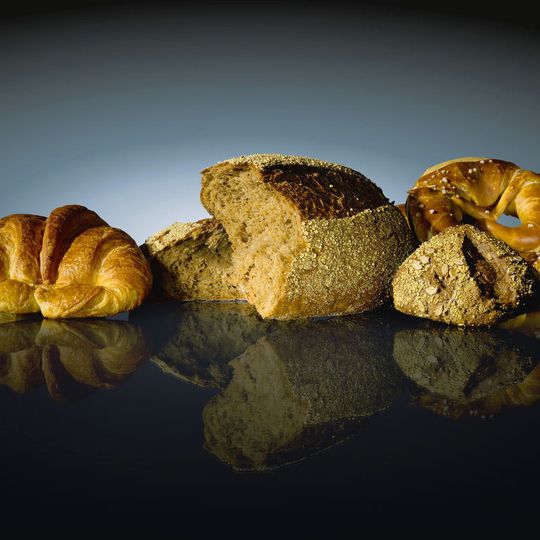 Um jederzeit ofenwarme Brötchen anbieten zu können, werden Backwaren und Teiglinge mit einem Gefriersystem tiefgefroren, beispielsweise dem Spiralfroster Arctic a10 von Heinen Freezing. Um jederzeit ofenwarme Brötchen anbieten zu können, werden Backwaren und Teiglinge mit einem Gefriersystem tiefgefroren, beispielsweise dem Spiralfroster Arctic a10 von Heinen Freezing.