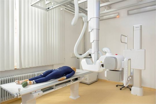 Röntgen-Schulungsraum: Das neue digitale Röntgengerät ermöglicht es den Auszubildenden, Spezialuntersuchungen wie etwa Ganzwirbelsäule- und Ganzbeinaufnahmen zu trainieren. Röntgen-Schulungsraum: Das neue digitale Röntgengerät ermöglicht es den Auszubildenden, Spezialuntersuchungen wie etwa Ganzwirbelsäule- und Ganzbeinaufnahmen zu trainieren.