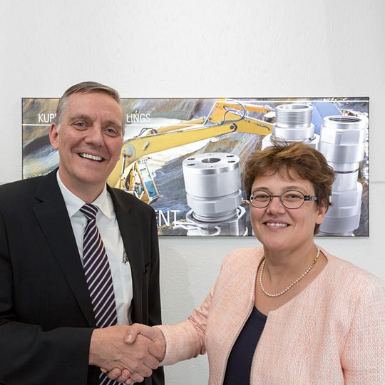 Knut Menshen (Geschäftsführender Gesellschafter der Stauff Gruppe) mit Claudia Voswinkel-Schöpp (Vorsitzende der Geschäftsleitung von Voswinkel). Knut Menshen (Geschäftsführender Gesellschafter der Stauff Gruppe) mit Claudia Voswinkel-Schöpp (Vorsitzende der Geschäftsleitung von Voswinkel).