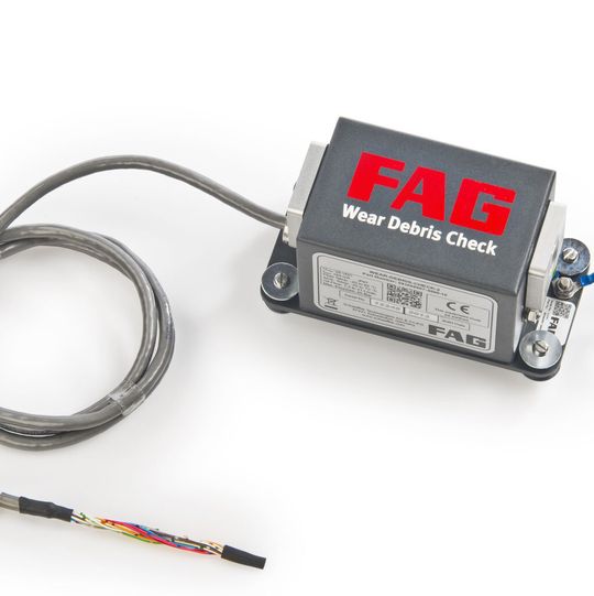Der FAG Wear Debris Check misst die Anzahl der Partikel im Öl und ermöglicht die Übermittlung von Kennwerten an das übergeordnete Überwachungssystem sowie die Aufzeichnung und Auswertung der Partikelkonzentration, klassifiziert nach Größe und Material. Der FAG Wear Debris Check misst die Anzahl der Partikel im Öl und ermöglicht die Übermittlung von Kennwerten an das übergeordnete Überwachungssystem sowie die Aufzeichnung und Auswertung der Partikelkonzentration, klassifiziert nach Größe und Material.