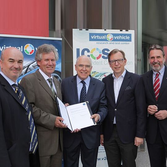 V.l.n.r.: Prof. Hermann Steffan (Virtual Vehicle/VSI – TU Graz), Dr. Jost Bernasch (Virtual Vehicle), Prof. Helmut List (AVL), Landesrat Dr. Christian Buchmann, Vizerektor Prof. Ulrich Bauer (TU Graz). V.l.n.r.: Prof. Hermann Steffan (Virtual Vehicle/VSI – TU Graz), Dr. Jost Bernasch (Virtual Vehicle), Prof. Helmut List (AVL), Landesrat Dr. Christian Buchmann, Vizerektor Prof. Ulrich Bauer (TU Graz).