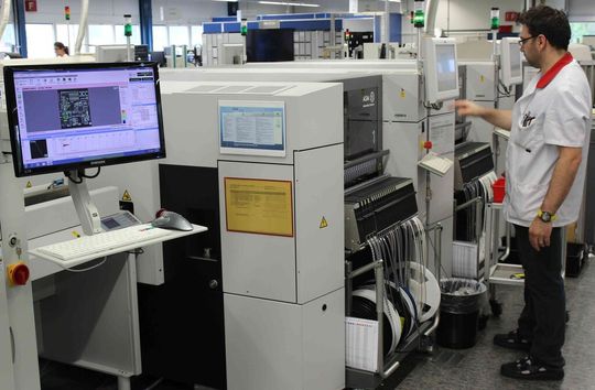 Cicor-Mitarbeiter bei der SMD-Fertigung … Cicor-Mitarbeiter bei der SMD-Fertigung …