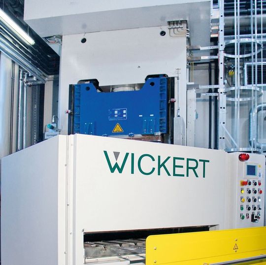 Ein Hochtemperatur-Kontaktheiztisch von Wickert erweitert die Anwendung thermoplastischer Matrixsysteme für Composites jetzt auch auf Hochleistungskunststoffe wie PEEK und PPS. Ein Hochtemperatur-Kontaktheiztisch von Wickert erweitert die Anwendung thermoplastischer Matrixsysteme für Composites jetzt auch auf Hochleistungskunststoffe wie PEEK und PPS.