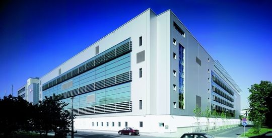 Fast Track beschleunigt den Bau von Pharmaproduktionen. Das Bild zeigt die Außenansicht der als Fast Tack-Projekt abgewickelten Impfstoffproduktion der Sächsischen Serumwerk Dresden, einem Zweig von SmithKline Beecham Pharma. Fast Track beschleunigt den Bau von Pharmaproduktionen. Das Bild zeigt die Außenansicht der als Fast Tack-Projekt abgewickelten Impfstoffproduktion der Sächsischen Serumwerk Dresden, einem Zweig von SmithKline Beecham Pharma.