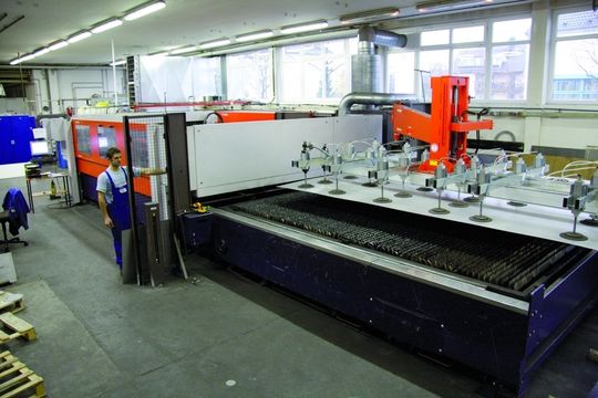 Die Bystar von Bystronic bietet einen Arbeitsbereich von 4000 mm × 2000 mm und eine Laserleistung von 4,4 kW. Bystronic konnte sich hier aufgrund der besseren Gesamtkonzeption der Laserschneidanlage gegen seine Wettbewerber durchsetzen. Die Bystar von Bystronic bietet einen Arbeitsbereich von 4000 mm × 2000 mm und eine Laserleistung von 4,4 kW. Bystronic konnte sich hier aufgrund der besseren Gesamtkonzeption der Laserschneidanlage gegen seine Wettbewerber durchsetzen.