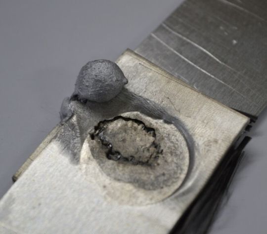 Der Einsatz von carbonfaserversärkten Strukturen kombiniert mit den noch unverzichtbaren Metallbauteilen, verlangt nach Lösungen, wie diese Materialvarianten prozesssicher miteinander verbunden werden können - Forscher am Institut für Umformtechnik (IFU) der Universität Stuttgart widmen sich dieser Aufgabe. Der Einsatz von carbonfaserversärkten Strukturen kombiniert mit den noch unverzichtbaren Metallbauteilen, verlangt nach Lösungen, wie diese Materialvarianten prozesssicher miteinander verbunden werden können - Forscher am Institut für Umformtechnik (IFU) der Universität Stuttgart widmen sich dieser Aufgabe.