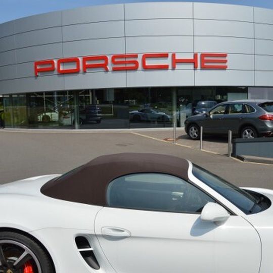 Kundenbindung via Social Media: Das Porsche-Zentrum Bensberg setzt auf authentische Inhalte. Kundenbindung via Social Media: Das Porsche-Zentrum Bensberg setzt auf authentische Inhalte.
