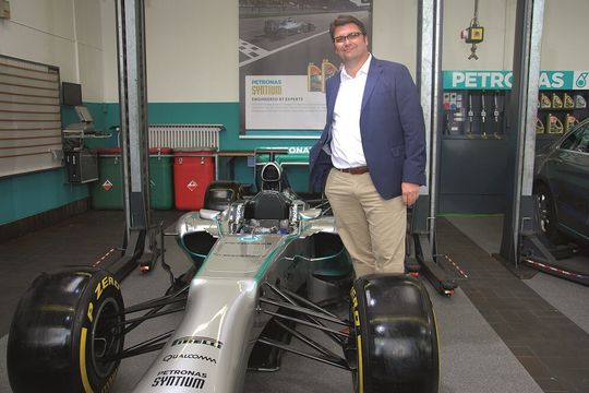 Deutschlands Petronas-Chef Armin Bolch freut sich über den ersten Flagship-Store. 100 weitere sollen folgen. Deutschlands Petronas-Chef Armin Bolch freut sich über den ersten Flagship-Store. 100 weitere sollen folgen.