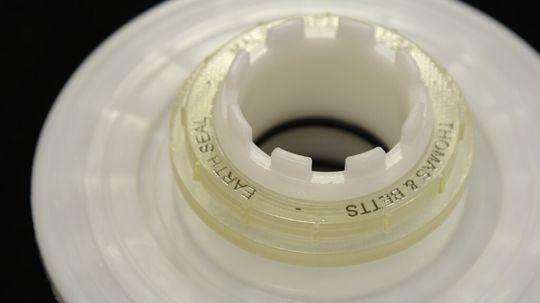 PolyJet 3D-gedruckte Gewindelehre zur Prüfung der Gewindekonformität eines Bauteils von Rutland Plastics. PolyJet 3D-gedruckte Gewindelehre zur Prüfung der Gewindekonformität eines Bauteils von Rutland Plastics.