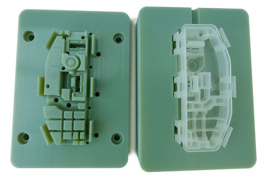 Mit PolyJet-Form hergestelltes Teil, bereit für den Funktionstest. Wilfried Zachmann, Leiter des Bereichs Forschung und Entwicklung bei Seuffer: „Die Möglichkeit, Teile aus dem endgültigen Material einem Funktionstest zu unterziehen, gestattet es uns, das Design vor der Massenproduktion effizient und kostengünstig zu verändern.“ Mit PolyJet-Form hergestelltes Teil, bereit für den Funktionstest. Wilfried Zachmann, Leiter des Bereichs Forschung und Entwicklung bei Seuffer: „Die Möglichkeit, Teile aus dem endgültigen Material einem Funktionstest zu unterziehen, gestattet es uns, das Design vor der Massenproduktion effizient und kostengünstig zu verändern.“