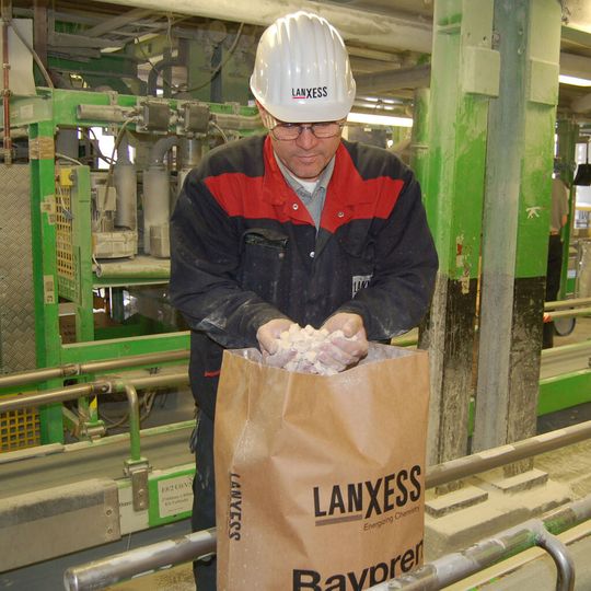 Lanxess produziert am Standort Dormagen Chloropren-Kautschuk der Marke Baypren. Dieser wird unter anderem im Automobilsektor zur Herstellung von Scheibenwischern, Schläuchen, Riemen, Dichtungen und Luftfedern eingesetzt. Lanxess produziert am Standort Dormagen Chloropren-Kautschuk der Marke Baypren. Dieser wird unter anderem im Automobilsektor zur Herstellung von Scheibenwischern, Schläuchen, Riemen, Dichtungen und Luftfedern eingesetzt.