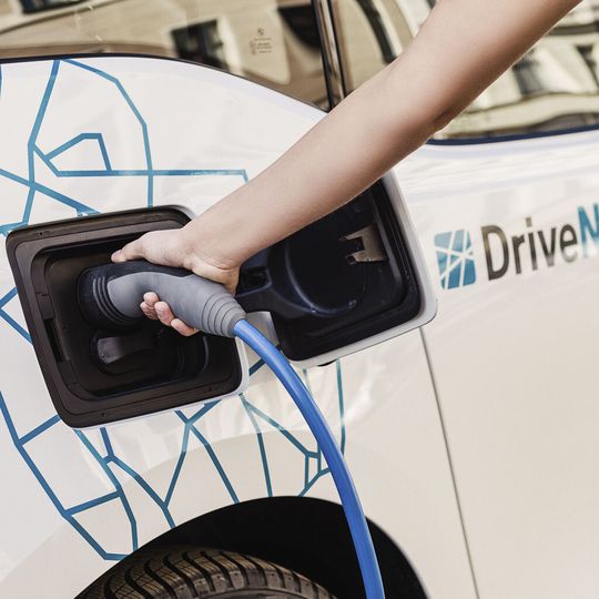 Elektrisch unterwegs: Jetzt auch in Kopenhagen – dank einer reinen Elektroflotte des Car-Sharing-Unternehmens DriveNow, bestehend aus 400 BMW i3. Elektrisch unterwegs: Jetzt auch in Kopenhagen – dank einer reinen Elektroflotte des Car-Sharing-Unternehmens DriveNow, bestehend aus 400 BMW i3.
