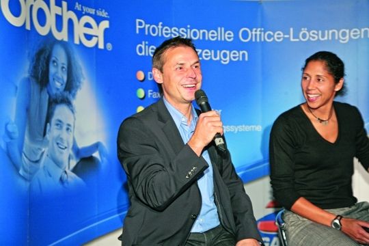 »Auf Schalke« gab Manager Olaf Thon der Ex-Nationalspielerin Steffi Jones Auskunft, wie S04 die nächste Runde der Champions League erreichen will. »Auf Schalke« gab Manager Olaf Thon der Ex-Nationalspielerin Steffi Jones Auskunft, wie S04 die nächste Runde der Champions League erreichen will.