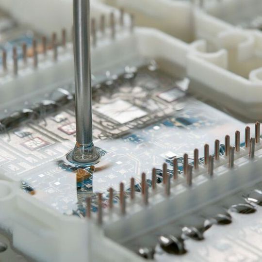 Bild 1: Durch den Verguss mit Silikongelen werden empfindliche elektronische Schaltungen wirksam und langzeitstabil gegen Korrosion und Alterung geschützt. Das Gel minimiert außerdem thermomechanische Spannungen und erhöht die dielektrische Isolationsfestigkeit der Leistungsbauteile. Bild 1: Durch den Verguss mit Silikongelen werden empfindliche elektronische Schaltungen wirksam und langzeitstabil gegen Korrosion und Alterung geschützt. Das Gel minimiert außerdem thermomechanische Spannungen und erhöht die dielektrische Isolationsfestigkeit der Leistungsbauteile.