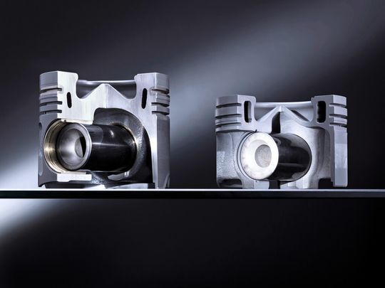 Eine Resubstitution ist der Einsatz von Stahlkolben in Hochleistungs-Dieselmotoren. Sie fallen kleiner und auch leichter aus, zudem kann die Verbrennungsleistung im Motor aufgrund der größeren Temperaturbelastbarkeit von Stahl erhöht werden.