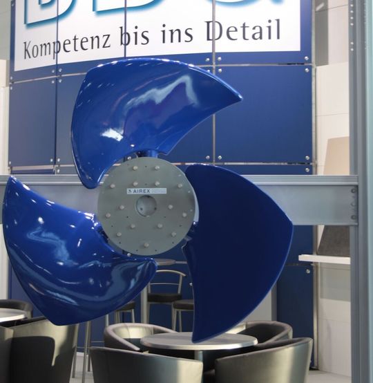 BBG auf der Composites Europe 2015: Mit dabei ist dieser Leichtbau-Industrie-Ventilator, der das Messeareal zu dominieren scheint. BBG auf der Composites Europe 2015: Mit dabei ist dieser Leichtbau-Industrie-Ventilator, der das Messeareal zu dominieren scheint.