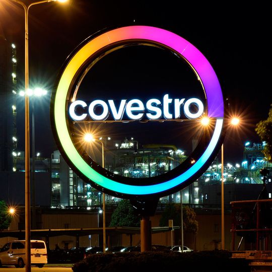 Das neue Covestro-Logo erstrahlt auch vor dem chinesischen Standort Shanghai. Das Unternehmen behält seinen Hauptsitz in Leverkusen. Das neue Covestro-Logo erstrahlt auch vor dem chinesischen Standort Shanghai. Das Unternehmen behält seinen Hauptsitz in Leverkusen.