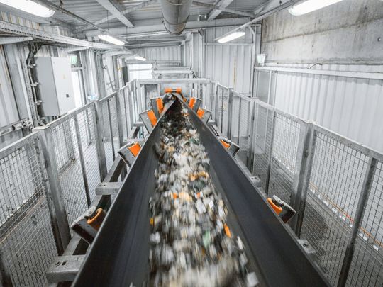 Le Pipe Conveyor conduit les déchets ménagers et industriels à la station de traitement. Le Pipe Conveyor conduit les déchets ménagers et industriels à la station de traitement.