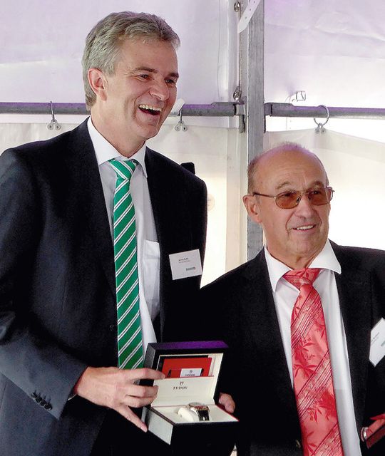 Achim Kuhli (l.) wurde von Adrian Bruderer, Verwaltungsratspräsident der Bruderer AG mit Stammsitz in Frasnacht (Schweiz), ein Geschenk für sein Engagement beim Aufbau von Bruderer Dortmund überreicht. Achim Kuhli (l.) wurde von Adrian Bruderer, Verwaltungsratspräsident der Bruderer AG mit Stammsitz in Frasnacht (Schweiz), ein Geschenk für sein Engagement beim Aufbau von Bruderer Dortmund überreicht.