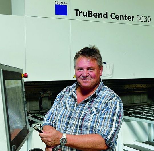 Jürgen Bickel, Geschäftsführer der Bickel GmbH Metallbau Blechtechnik im badischen Oberderdingen ist von seiner jüngsten Investition in die Schwenkbiegetechnik mit der TruBend Center 5030 von Trumpf begeistert. Jürgen Bickel, Geschäftsführer der Bickel GmbH Metallbau Blechtechnik im badischen Oberderdingen ist von seiner jüngsten Investition in die Schwenkbiegetechnik mit der TruBend Center 5030 von Trumpf begeistert.