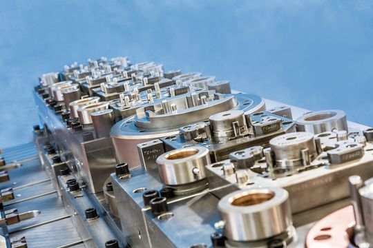 Feinschneiden ist ein Schneid- beziehungsweise Trennverfahren für Werkstücke mit Blechdicken bis etwa 15 mm. Dies erfordert eine hochpräzise und intelligente Werkzeugkonstruktion. Feinschneiden ist ein Schneid- beziehungsweise Trennverfahren für Werkstücke mit Blechdicken bis etwa 15 mm. Dies erfordert eine hochpräzise und intelligente Werkzeugkonstruktion.