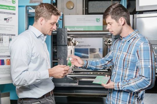 Scientific staff in IKV's injection moulding pilot plant. Scientific staff in IKV's injection moulding pilot plant.