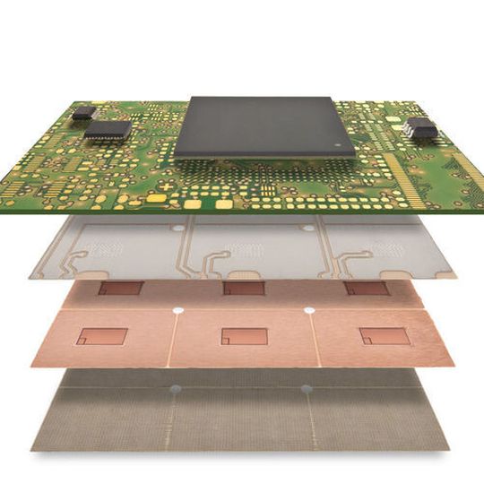 Bild 1: Explosionsdarstellung der Funktionsebenen eines Smart p² Pack. Das Power-Modul integriert bei 1 bis 1,4 mm Bauhöhe IGBTs und Dioden zur Ansteuerung eines 40-kW-Elektromotors. Bild 1: Explosionsdarstellung der Funktionsebenen eines Smart p² Pack. Das Power-Modul integriert bei 1 bis 1,4 mm Bauhöhe IGBTs und Dioden zur Ansteuerung eines 40-kW-Elektromotors.