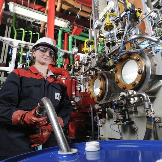 Die Chemie- und Pharmaindustrie bildet kräftig aus. In vielen verschiedenen Berufen – u.a. Lack-, Biologie- und Chemielaboranten, Chemikanten etc. – erlernen die Jugendlichen die Grundlagen für eine spätere berufliche Laufbahn in Deutschlands drittgrößter Branche. Die Chemie- und Pharmaindustrie bildet kräftig aus. In vielen verschiedenen Berufen – u.a. Lack-, Biologie- und Chemielaboranten, Chemikanten etc. – erlernen die Jugendlichen die Grundlagen für eine spätere berufliche Laufbahn in Deutschlands drittgrößter Branche.