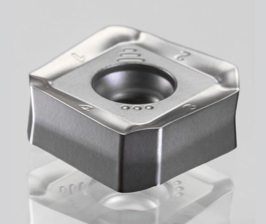 La productivité du système de perçage dans le plein MaxiDrill 900 a encore été nettement améliorée grâce à la nuance CVD haute performance Blackstar CTCP420. La productivité du système de perçage dans le plein MaxiDrill 900 a encore été nettement améliorée grâce à la nuance CVD haute performance Blackstar CTCP420.