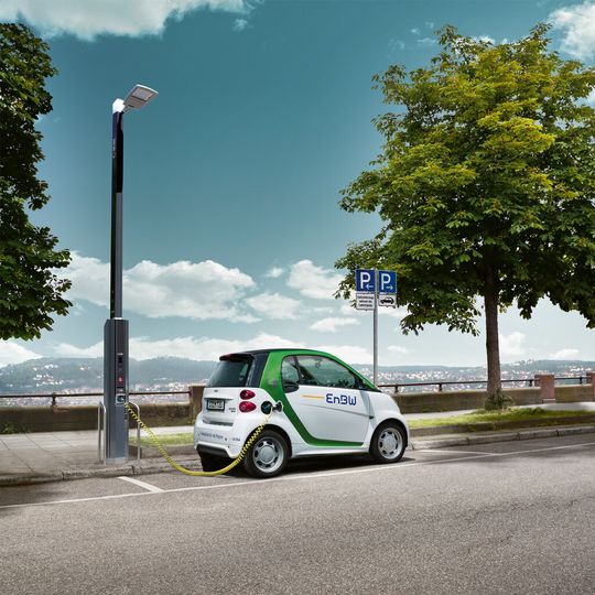 Vielseitige Straßenleuchte: Der Mast der LED-Leuchte ist auch eine Ladestation für elektrische Autos. Vielseitige Straßenleuchte: Der Mast der LED-Leuchte ist auch eine Ladestation für elektrische Autos.