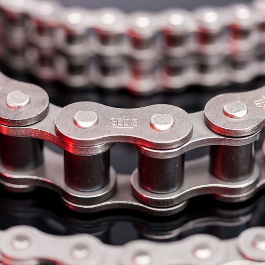 Das Produktsortiment von Nozag umfasst Präzisions-Rollenketten in europäischer Ausführung…