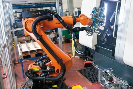 Lors de l'EMO 2015, Kuka Robotics présentera des solutions flexibles pour l'automatisation des machines-outils. Lors de l'EMO 2015, Kuka Robotics présentera des solutions flexibles pour l'automatisation des machines-outils.