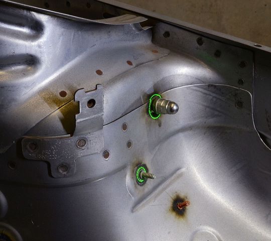 Mit WerklichtPro, einem Laserprojektionssystem von Extend3D, ist ein schnelles und unkompliziertes Bolzenanreißen im Karosseriebau möglich. Das Verfahren kann im Blechbereich flexibel eingesetzt werden. Mit WerklichtPro, einem Laserprojektionssystem von Extend3D, ist ein schnelles und unkompliziertes Bolzenanreißen im Karosseriebau möglich. Das Verfahren kann im Blechbereich flexibel eingesetzt werden.