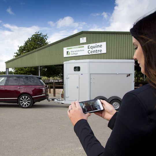 "Transparent Trailer": Neue Technologie von Land Rover macht Anhänger durchsichtig. "Transparent Trailer": Neue Technologie von Land Rover macht Anhänger durchsichtig.