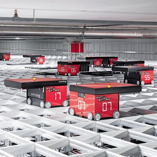 Die Warenhauskette Manor hat Swisslog bereits zum zweiten Mal binnen der vergangenen zwei Jahre mit der Planung und Umsetzung eines Click-&-Pick-Projekts beauftragt. Die Warenhauskette Manor hat Swisslog bereits zum zweiten Mal binnen der vergangenen zwei Jahre mit der Planung und Umsetzung eines Click-&-Pick-Projekts beauftragt.
