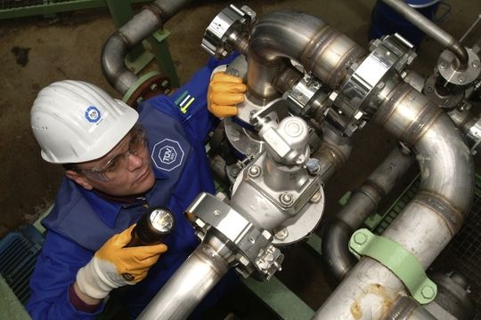 Auch wenn die Zulassungsanforderungen hoch sind, sollten sich, so der TÜV Süd, Anlagenbetreiber vor allem bei Billiganbietern vergewissern, dass zum kalkulierten Preis tatsächlich der komplette Prüfumfang angeboten und durchgeführt wird. Auch wenn die Zulassungsanforderungen hoch sind, sollten sich, so der TÜV Süd, Anlagenbetreiber vor allem bei Billiganbietern vergewissern, dass zum kalkulierten Preis tatsächlich der komplette Prüfumfang angeboten und durchgeführt wird.