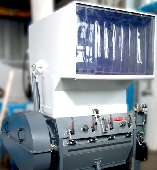 Leises und Effizientes auf der Fakuma: Eine solche Getecha-Trichtermühle vom Typ RS 45090 wird Getecha auf der Fakuma erstmals mit einem neuem, schallgedämmtem Mahlgehäuse vorstellen; das Bild zeigt noch eine RS 45090 ohne Schalldämmung. Leises und Effizientes auf der Fakuma: Eine solche Getecha-Trichtermühle vom Typ RS 45090 wird Getecha auf der Fakuma erstmals mit einem neuem, schallgedämmtem Mahlgehäuse vorstellen; das Bild zeigt noch eine RS 45090 ohne Schalldämmung.