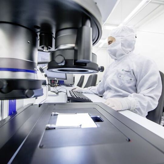 Mikroskopische Partikelanalysen reichen oft nicht mehr aus, um die nötige Bauteilsauberkeit für das Kleben, Schweißen, Löten oder Beschichten zu sichern – gefordert ist eine definierte filmisch-chemische Oberflächensauberkeit. Mikroskopische Partikelanalysen reichen oft nicht mehr aus, um die nötige Bauteilsauberkeit für das Kleben, Schweißen, Löten oder Beschichten zu sichern – gefordert ist eine definierte filmisch-chemische Oberflächensauberkeit.
