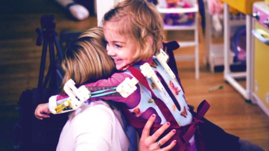 Mit dieser speziell angepassten Prothese kann Emma eigenständig essen, malen und jemanden umarmen. Mit dieser speziell angepassten Prothese kann Emma eigenständig essen, malen und jemanden umarmen.