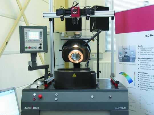 Die neue Blechumform-Prüfmaschine BUP 1000 ist für Ziehkräfte bis 1000 kN ausgelegt. Bild: Zwick Die neue Blechumform-Prüfmaschine BUP 1000 ist für Ziehkräfte bis 1000 kN ausgelegt. Bild: Zwick