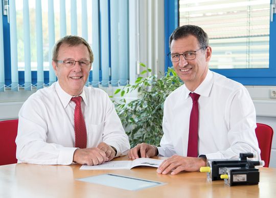 Die erweiterte Geschäftsführung von Fertig Motors: Erwin Fertig (links) übergibt die operative Geschäftsführung an Dietmar Hamberger, verbleibt aber in der Geschäftsführung des Unternehmens. Die erweiterte Geschäftsführung von Fertig Motors: Erwin Fertig (links) übergibt die operative Geschäftsführung an Dietmar Hamberger, verbleibt aber in der Geschäftsführung des Unternehmens.